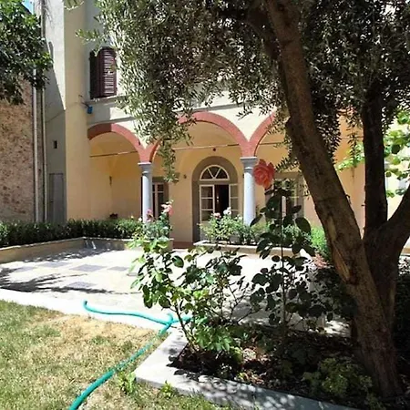 Piazza Dei Ciompi With Private Garden Apartment