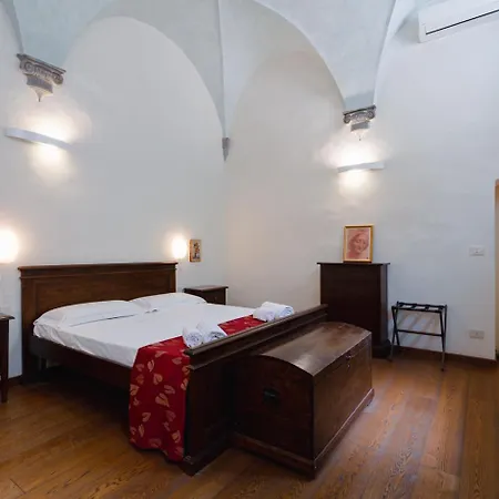 Apartment Piazza Dei Ciompi With Private Garden Florence