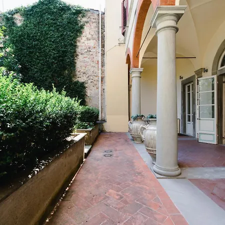 Apartment Piazza Dei Ciompi With Private Garden Florence